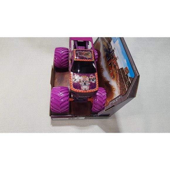 monster jam calavera 1:24 scale - Picture 4 of 7